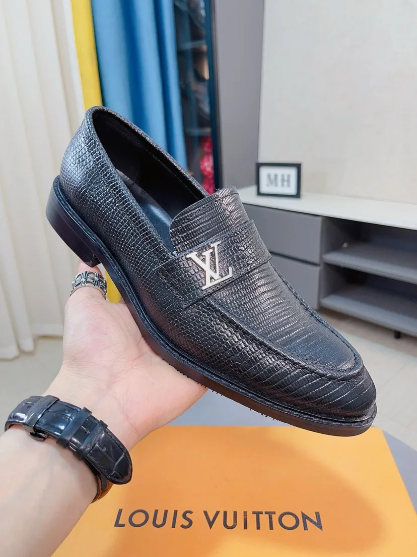 Men's shoes💰438🌹🌹【Louis Vuitton] LV official website synchronizes casual formal leather shoes, imported Italian first-layer calfskin, the leather feels natural and comfortable, and the flowing shoe body design embodies an extraordinary superior wearing experience. Smooth and tight hand-stitched seams achieve extraordinary noble taste. The lining is made of cowhide, which is high-end, comfortable and breathable, telling the man's high-spirited heart. Number of items in stock: 38-44 45 can be customized.
